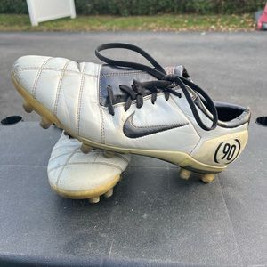 Outdoor soccer cleats